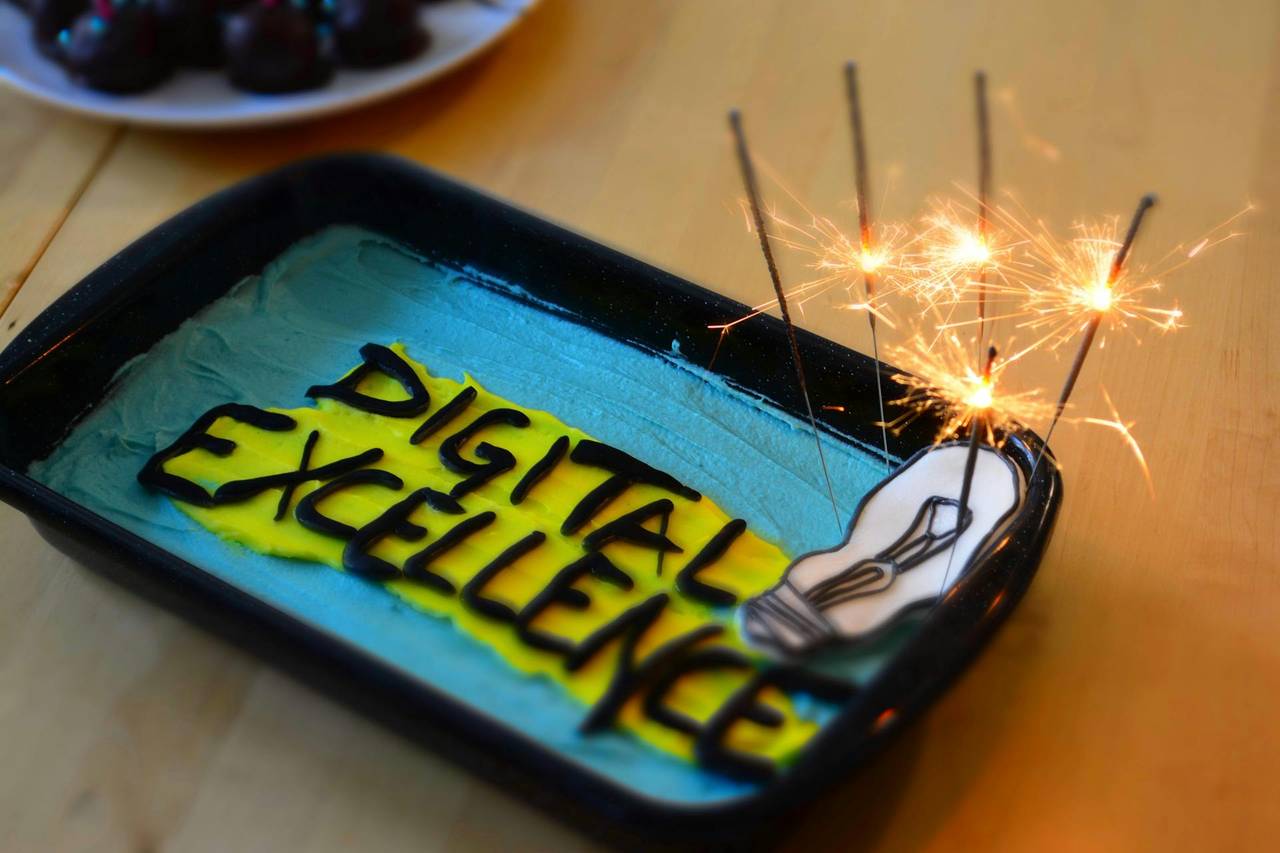 Ein Kuchen mit Wunderkerzen und dem Schriftzug “digital excellence” für Tickaroos neunten Geburtstag. Wir feiern und freuen uns auf weitere Erfolge in der Bereitstellung von Live-Berichterstattungs-Technologien und benutzerdefinierten digitalen Lösungen.